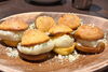「見た目はスイーツ、味はおつまみ！カジェーロ名物「ポルチーニ茸香る塩シュークリーム」をご紹介【船橋のスペインバル「カジェーロ」】」