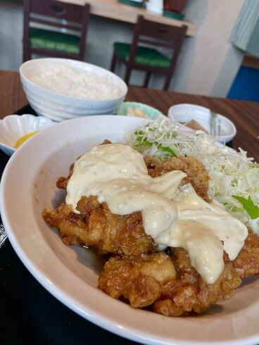 人気のチキン南蛮定食。一度食べてみてください!「人気の日替り!チキン南蛮定食は自家製タルタルとご飯大盛り無料」