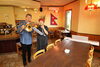 「音楽奏でる夫婦が出店」