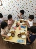 「本日から自校給食がスタートしました！子どもたちの笑顔あふれるランチタイム」