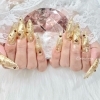 圧倒的インパクト！豪華ゴールド×パールのスティレットネイル登場