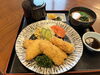 「サクサク揚げ物と彩りサラダの定食が登場！本日の日替わりランチ」