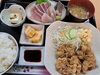 若鶏唐揚げ＋刺身盛り合わせ定食　2500円「若鶏唐揚げ＋刺身盛り合わせ定食、小鉢付　2500円」