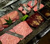 「黒毛和牛の鞍下や米沢牛レバーも！贅沢盛り合わせで至福の焼肉体験」
