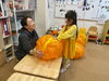 大きなカボチャ使ってまーす🎃✨「オレンジ風船カボチャを作ったよ🎃👻✨【札幌市北区篠路　児童発達支援　放課後等デイサービス】」