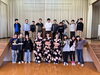 西海市立西海小学校の6年生と一緒に記念撮影「長崎県スクールコンサート♪」
