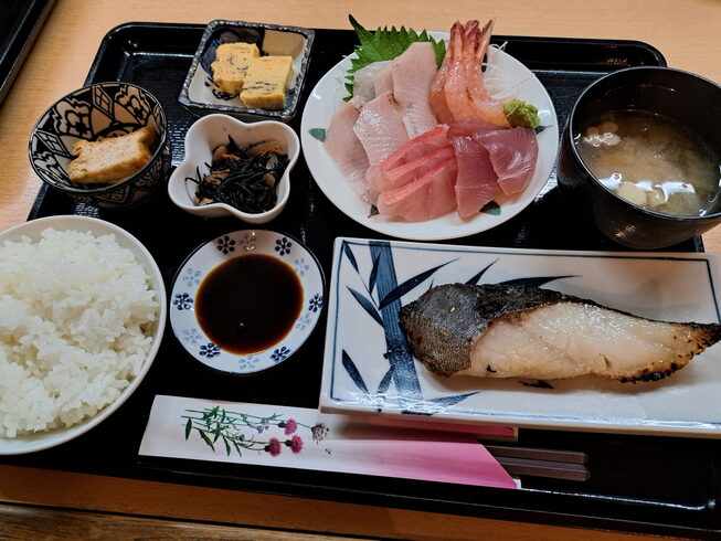 銀ダラの西京焼き+刺身盛り合わせ定食 2600円「銀ダラの西京焼きと刺身盛り合わせ定食 2600円」