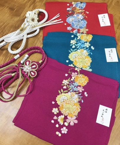 豪華な刺繍の華やかな帯揚げと飾りが可愛い帯締め「新作・振袖用帯揚げ&帯締めが入荷しました 華やかな和装小物で晴れの日を彩りませんか」