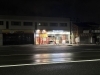 国道2号線で煌めく店舗「須磨店の夜景も魅力！煌めく店舗でお待ちしております」