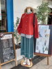 「秋色カーディガンと花刺繍スカートで彩るINTRO店頭ディスプレイ」