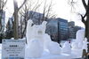 市民雪像の例（2025年2月、撮影：編集部）「市民雪像制作グループを募集中です（11月14日まで。2026さっぽろ雪まつり）」