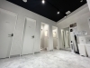 シャワールーム2部屋+トイレ2部屋(女性更衣室)「【24時間いつでも快適】SURGE GYMの更衣室はアメニティ充実で使いやすい!」