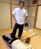 「全身踏んで癒やします」