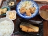 煮魚ランチ若鶏唐揚げ、小鉢付き　1350円「お得な煮魚ランチはいかがですか？」