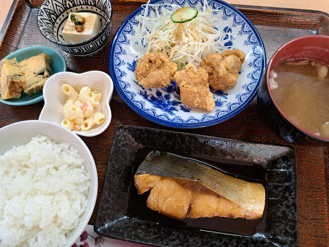 煮魚ランチ若鶏唐揚げ、小鉢付き 1350円「お得な煮魚ランチはいかがですか?」