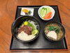 「本日の日替わりランチは漬け丼と温かいおそばのセットです」