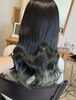 「深みグリーンカラーで、光を味方につける艶髪スタイル」