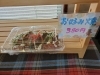 「お弁当に負けないくらい、たくさんの種類のパイが並ぶ仕出し屋」