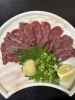 「新鮮な馬刺しが入荷しました！口の中でとろける食感と旨味」