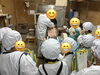 「地域の小学生が工場見学に！思い入れのある「さくらうどん」に興味津々」