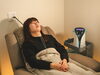 個室で水素吸入する女性【疲労回復、案手エイジング】「【話題沸騰】大谷翔平選手も取り入れる“水素療法”とは？ ほねつぎ極癒でも問い合わせ急増中！その理由を徹底解説【江南市/扶桑町/各務原市/犬山市/整骨院/接骨院/ほねつぎ/猫背矯正/骨盤矯正/水素療法/ドライヘッドスパ/トリガーマッサージ】」