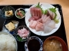 上刺身盛り合わせ定食、小鉢付き　2500円「調理長が目利きした新鮮魚介！上刺身盛り合わせ定食のご案内」