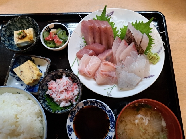 上刺身盛り合わせ定食、小鉢付き 2500円「調理長が目利きした新鮮魚介!上刺身盛り合わせ定食のご案内」