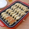 「寒い日はホットプレートを囲んで、熱々餃子パーティしませんか？」