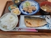 焼き魚+鶏の唐揚げランチ、小鉢付き 1350円「焼き魚と唐揚げが楽しめる!ボリューム満点の和定食」