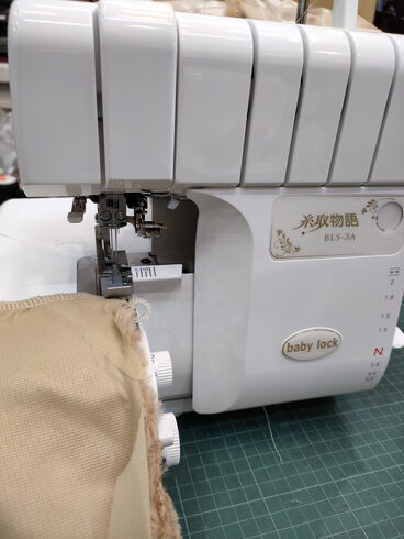 ロックミシン「糸取物語(BLS-3A)でニットの端始末がきれい!4本糸ロックでTシャツ生地を縫い合わせ」
