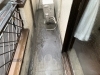 外壁高圧洗浄施工中「塗装工事の成功は「高圧洗浄」から！汚れも古い塗膜も徹底除去」