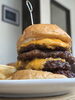 「【飯テロ注意！】肉のプロが作る、最強チーズバーガー！」
