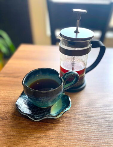 プレスコーヒー 600円「冬の午後の特等席。窓際でプレスコーヒーを片手に、静かな時間を」