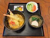 「本日の日替わりランチは、天とじ丼と温かいおそばのセットです」