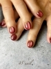マグネットネイル「冬の指先に映える。深紅のマグネットネイルで上品な輝きを」