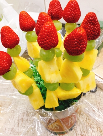 華やかなフルーツピンチョス🌸「集まりが増える季節に🥳🎉ひと口の幸せをお届けする フルーツピンチョス🎄🎁 新鮮果実 日野屋 枚方ビオルネ北館地下1階」