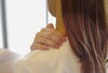肩の痛みや背中の痛みで悩む女性「【まだ大丈夫という放置は危険！】寒さで固まる背中と肩の痛み【江南市/扶桑町/各務原市/犬山市/整骨院/接骨院/整体/ほねつぎ/猫背矯正/骨盤矯正/水素療法/ドライヘッドスパ/トリガーマッサージ/マッサージ/EMS/トレーニング/ハイボルテ】」