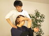 施術写真「首の冷え対策×肩こりケア｜デスクワークでガチガチな首肩への当店のアプローチ」
