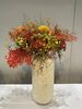 紅葉した葉に合わせた花は美しい大輪の菊「紅葉を束ねて」