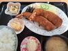 特大海老フライ、サラダ、小鉢付き　3800円「特大海老フライ2本、サラダ、小鉢付き　3800円」