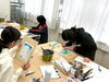 様々な画材で思い思いのアートに向き合っています「アートで作る第三の居場所「かしびアートフリースクール」のご紹介」