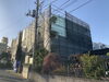 工事着工の様子。足場組み立て後。「【現場レポート】マンションの外壁・屋上防水工事が進行中です！」