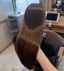 「艶たっぷりベージュカラーで、触れたくなるロングヘアに」
