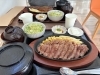 「ステーキもハンバーグも！ボリューム満点の欲ばり定食」