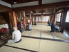 心を整える坐禅体験の様子「年末の大掃除で気づく「仏壇、どうしよう?」年の終わりに考えたい“想いの整理”【観音寺コラム⑤】」
