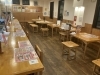 店内「木のぬくもりいっぱいの店内で、ゆったり炒飯時間をどうぞ」