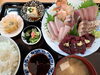 上刺身盛り合わせ定食、小鉢付き 2500円「上刺身盛り合わせ定食、小鉢3品付き 2500円(税込)」