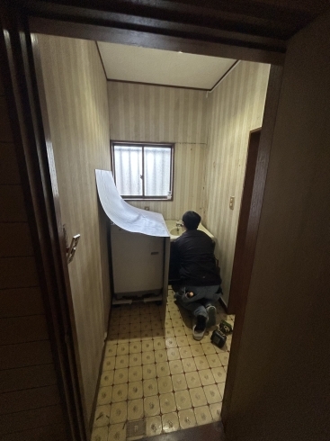 洗面台取り外し作業中「水まわり&トイレのリフォーム事例をご紹介します」