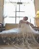 「冬の光で引き立つ、ウェディングドレスの立体感」