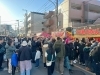 昨年の様子（歩行者天国）「柴又帝釈天周辺の正月屋台⭐参道横の道路が歩行者天国となり多くの飲食の露店が出店⭐帝釈天参道『おじぎ茶屋・と陸（ハイカラ横丁前）・亀家本舗・川千家』さんなど魅力あるお店が沢山😋［毎年1月1日元旦～3日］」